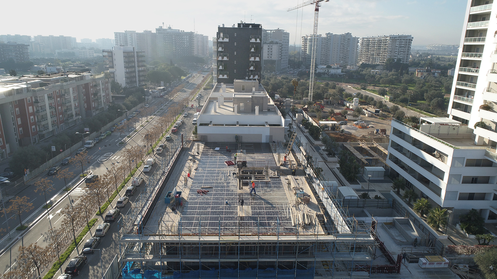 Optimo, casseforme per pareti Le casseforme per pareti Optimo vengono impiegate principalmente in progetti di edilizia residenziale e commerciale ma si prestano senza difficoltà a qualsiasi tipo di cantiere e possono essere utilizzate sia in orizzontale che in verticale con gli stessi accessori. Leggerezza, resistenza e modularità garantiscono il giusto compromesso tra facilità d’uso e qualità, dando forma a un sistema pratico, maneggevole e facile da usare grazie al ridotto al numero di componenti. Cantiere Bari Condor Spa casseforme Aluplus e Optimo